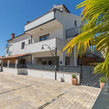 Traumhaftes Mit Meerblick Und Privatem Balkon - Nur 250 Meter Zum Apartment Porec